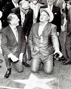 1970 Wire Photo kneeling by his Hollywood Walk of Fame "star" actor Chill Wills - Picture 1 of 2