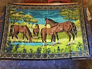 VTG 1970's Tapiz de tela para caballos Tapicería de pared hecho en Turquía 55 "x 39" con flecos - Imagen 1 de 5