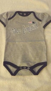 TRAJE DE FÚTBOL INFANTIL 0-3M 0-3 MESES NUEVO ENGLAND PATRIOTS NFL GRIS NUEVO SIN ETIQUETAS - Imagen 1 de 1