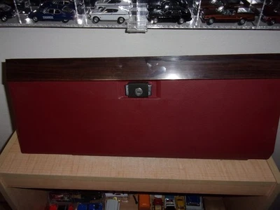 1979 - 1987 年福特有限公司皇冠维多利亚手套盒门组件红色原始设备制造商 — 第 1/4 张图片