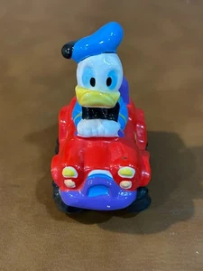 Disney Enesco Paperino statuina ceramica lucida guida auto da corsa #2 3,5 pollici - Foto 1 di 7