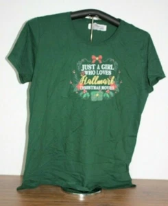 JUST A GIRL WHO LOVES CHRISTMAS MOVIES T-Shirt Damen XXXL, grün - Bild 1 von 4