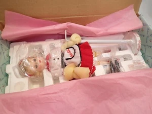 MADAME ALEXANDER porcelain "COCA COLA CARHOP DOLL" Box, stand & Accessories - Picture 1 of 6