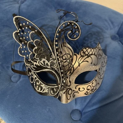 Mascarada de impresión de zorro veneciano corte láser para dama adulta negra y plateada Foto 1 de 3