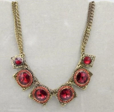 Disfraz Tono Dorado Estilo Bridgerton Redondo Piedras Rojas Moda Collar y Bolsa Roja Foto 1 de 4