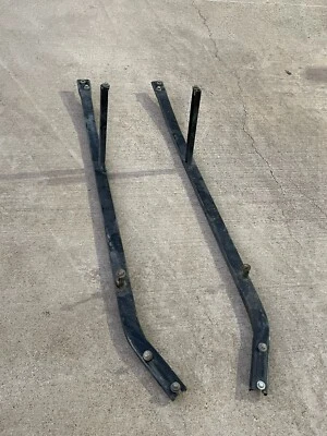 Conjunto de suporte para chassi esquerdo e direito fabricante de equipamento original 05-09 Ford Mustang conversível +parafusos - Imagem 1 de 4