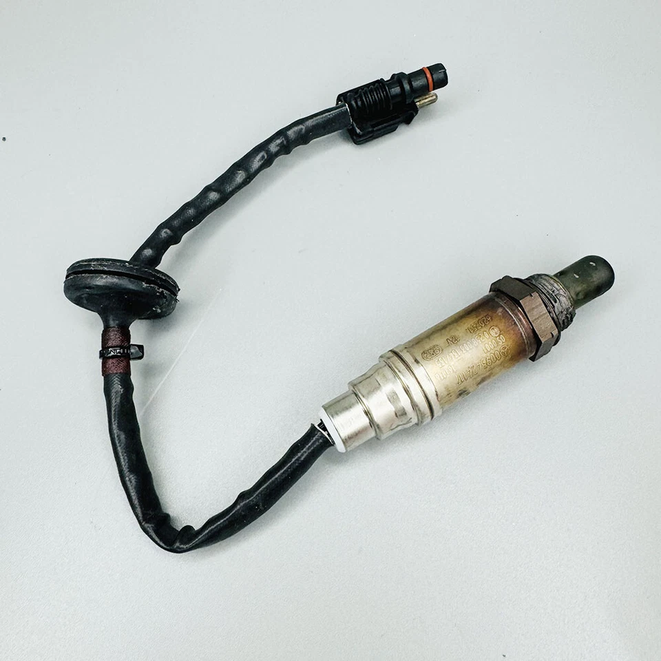 For 1985-1993 Mercedes-Benz 190E W201 Genuine Mercedes Lambda Oxygen Sensor - Image 1 of 4
