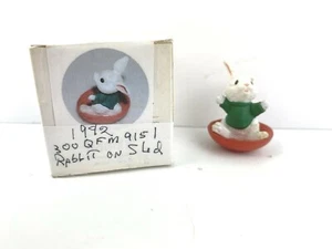 Hallmark Merry Miniatures 1992 Conejo en Trineo Navidad QFM9151 - Imagen 1 de 7