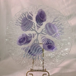 "Plato de vidrio fundido Sydenstricker de colección espuma de mar púrpura patrón de concha marina firmado 9,5""" - Imagen 1 de 5