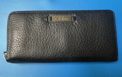 Bonita billetera de viaje Cole Haan de cuero granulado negro con cremallera Foto 1 de 4