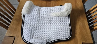 Mattes Lammfell Schabracke Dressur weiß - Bild 1 von 4