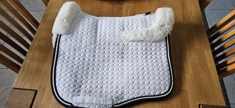 Mattes Lammfell Schabracke Dressur weiß - Bild 1 von 4