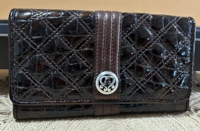 Cartera grande de charol Brighton, triple pliegue, pequeña decoloración en plata Foto 1 de 4