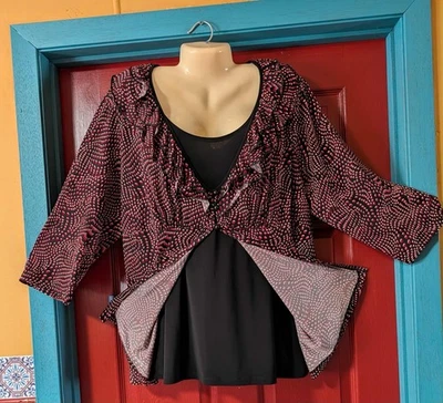 Essentials - Top estilo capas, geometría negra/blanca/roja para mujer talla grande 3X Foto 1 de 4