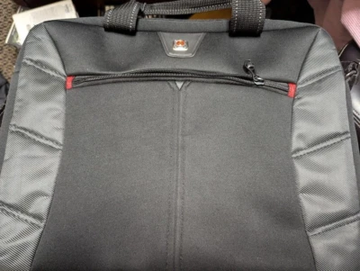 "Bolso delgado Swissgear de Wenger The Sherpa para computadora portátil se adapta a la mayoría de 13,3"" de ancho" Foto 1 de 4