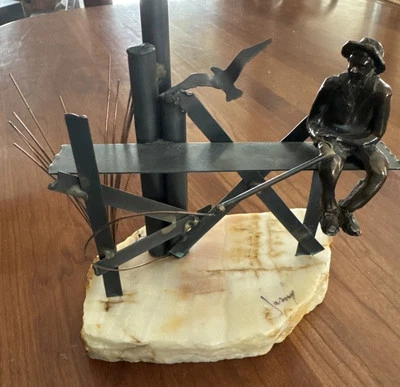 "Escultura firmada por Mario Jason hombre pescando en muelle, metal mezclado 7 1/2""" Foto 1 de 4