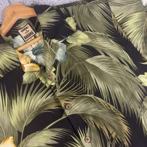 Tommy Bahama Men's Medium Black / Green Floral Silk Short Sleeve Shirt - Picture 1 of 7