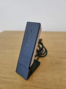 Adapter bezprzewodowy USB NETGEAR A6200 + stacja dokująca/kołyska biurkowa - czarny/szary - Zdjęcie 1 z 2