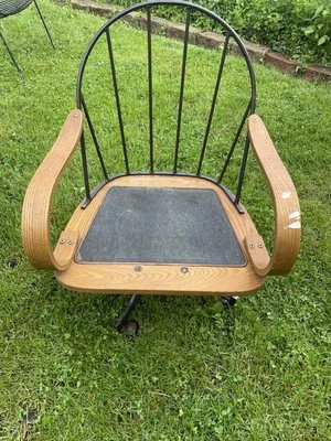 Silla de comedor/oficina capitanes giratoria moderna de mediados de siglo con acolchado Foto 1 de 4