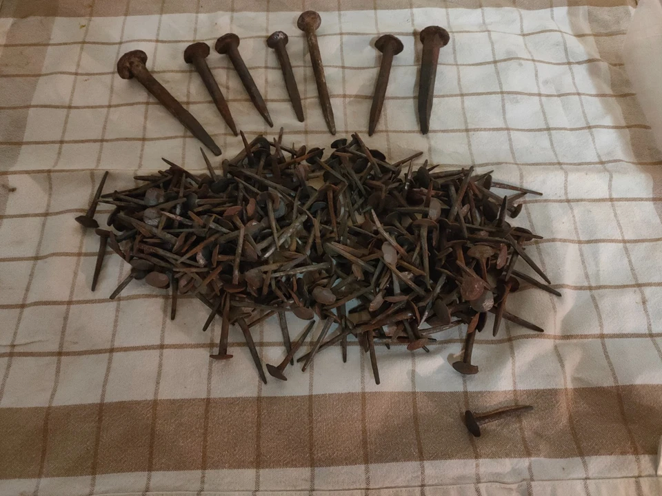 LOT CLOUS ANCIENS 7 GRANDES TAILLES ET 250 TAILLES MOYENNES - Photo 1/1