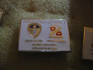 RARO ANTIGUO 2007 LEEDS UNITED V WINDON TOWN CLUB DE FÚTBOL ESMALTE BROCHE INSIGNIA - Imagen 1 de 1