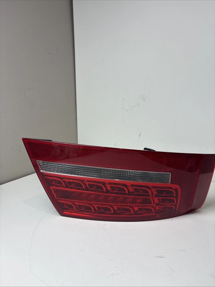 Luz trasera izquierda AUDI A5 QUATTRO 2012 OEM 8T0945095E Foto 1 de 4
