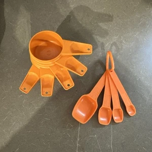 Set 5 misurini e 4 cucchiai Tupperware vintage con anello a D arancione - Foto 1 di 7