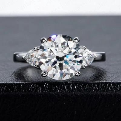 Anillo de compromiso de tres piedras moissanita redondo y trillón de 3,80 TCW enchapado en platino Foto 1 de 4