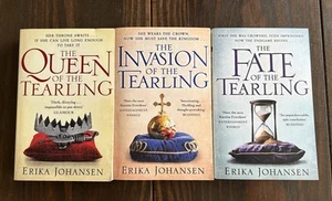 Queen of the Tearling Trilogy by Erika Johansen Paperback Fantasy - Foto 1 di 8