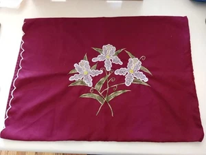 KISSENHÜLLE Handarbeit weinrot 3 bestickte weiße Gänseblümchen? Blumen 18" x 26" gebraucht - Bild 1 von 7