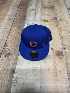 Chicago Cubs New Era 59Fifty On Field Fitted Hat NWT Cap 7 Metal Man MLB Pin - Picture 1 of 4