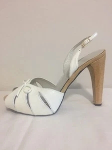 Sandalia Stuart Weitzman de charol blanco con correa punta abierta tacón alto talla 8,5 - Imagen 1 de 12