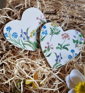 JUEGO DE 2 7,5 cm Flor Pintada Primavera Madera Colgante Corazón País Árbol de Pascua - Imagen 1 de 1