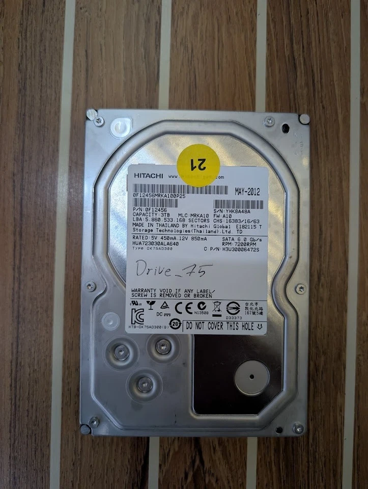 Unidad de disco duro Hitachi 3 TB 0F14044 3,5" SATA 6 Gb/s formato 512 HUA723030ALA640 Foto 1 de 1