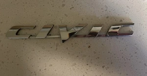 PLACA DE IDENTIFICACIÓN DEL MALETERO TRASERO HONDA CIVIC LOGOTIPO SÍMBOLO ESCRITURA INSIGNIA EMBLEMA 2006-2011 - Imagen 1 de 4