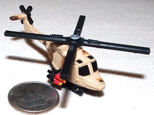 Kleine Mini Hot Wheels Kunststoff Militär Westland Luchs Hubschrauber Wüstentarn - Bild 1 von 4