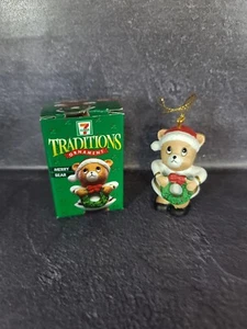 De colección 7 Eleven Citgo 1997 Tradiciones Adorno Colgante "Oso Feliz" 2.5" Alto. Nuevo en caja - Imagen 1 de 2