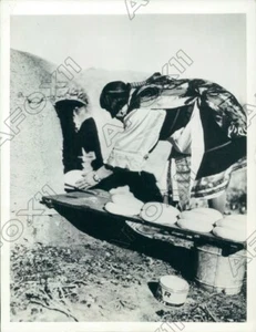 1940 New Mexico Pueblo Indianerin backt Brot im Ofen im Freien Pressefoto - Bild 1 von 2