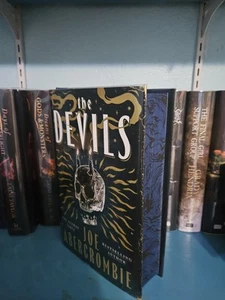 The Devils by Joe Abercrombie ~ Goldsboro NEW, SIGNED, NUMBERED, SPRAYED EDGES - Imagen 1 de 2