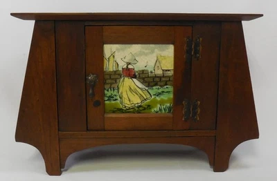 Antiguo gabinete de artesanía con inserto de azulejo Delft en puerta Foto 1 de 4