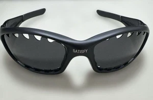 Oakley x Satisfy Zwangsjacke "Schwarz" Fashion Accessoires Kollektion F460 - Bild 1 von 8