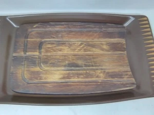Bandeja de servir marrón MCM Forum International Ben Seibel 17" + inserto de corte de madera - Imagen 1 de 4