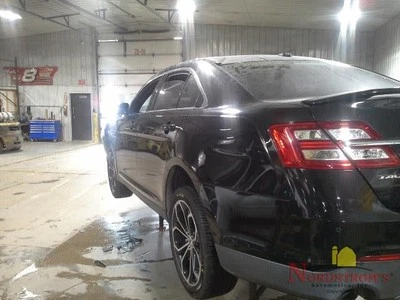 Luz trasera exterior izquierda Ford Taurus 2015 Foto 1 de 4