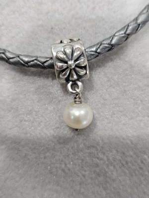 Usado - Pulseira Berloque Pandora Prata Cinza Trançado Couro Duplo - 1 Berloque - Imagem 1 de 4