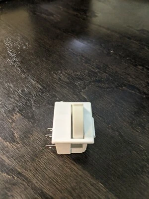 INTERRUPTOR DE LÂMPADA REFRIGERADOR MAGIC CHEF C0472.4.11 HC 050K4 - Imagem 1 de 4