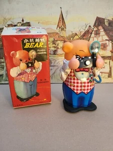 Blechspielzeug 60er Jahre Rot China MS 575 Mech. + bat.op BÄR MIT BLITZKAMERA neuwertig/Box - Bild 1 von 19