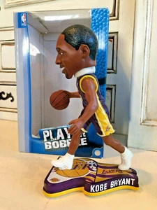 Kobe Bryant 2013 Los Angeles Lakers Flagge Wimpel Basis Wackelkopf FOCO - Bild 1 von 3