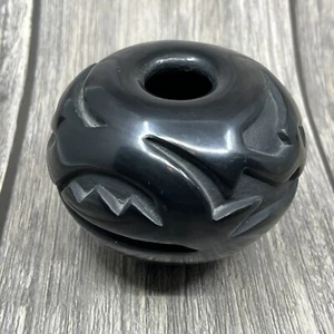 SANTA CLARA PUEBLO BLACK BURNISHED POTTERY ELAINE SALAZAR SIGNED VASE CARVED - Picture 1 of 10