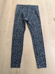 Athleta Elation ultrahohe Leggings in Anthrazitgrau Leopard Medium gebraucht, in einwandfreiem Zustand - Bild 1 von 5