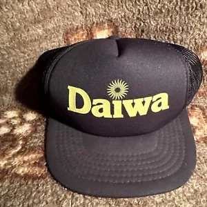 Cappello berretto camionista vintage Daiwa mulinelli da pesca nero maglia snapback NOS - Foto 1 di 3